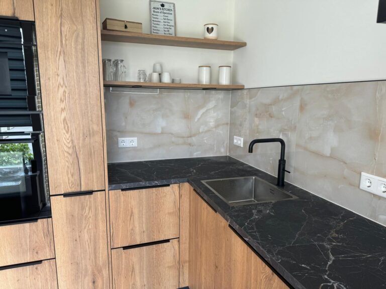 Afgewerkte keuken door Kurabi Afbouw